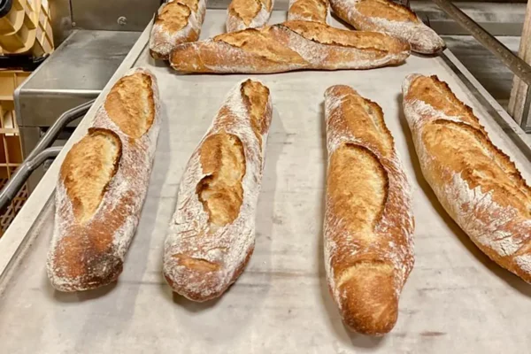 Baguettes traditionnelles croustillantes sortant du four à la boulangerie pâtisserie La Talemelerie à Grenoble et Chambéry