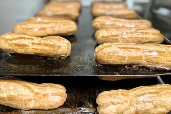 Choux à éclairs sortant du four à la boulangerie pâtisserie La Talemelerie à Grenoble et Chambéry