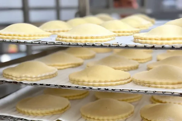 Fabrication de viennoiseries à la boulangerie pâtisserie La Talemelerie