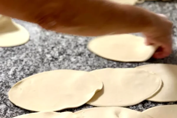 Fabrication de viennoiseries à la boulangerie pâtisserie La Talemelerie à Grenoble et Chambéry