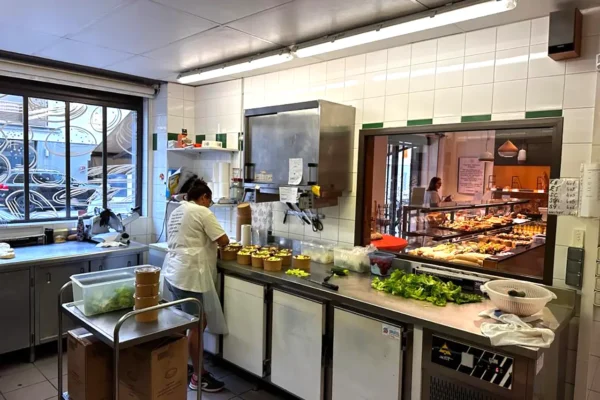 Fabrication des salades pour le snacking au laboratoire de la boulangerie pâtisserie La Talemelerie Ampère à Grenoble