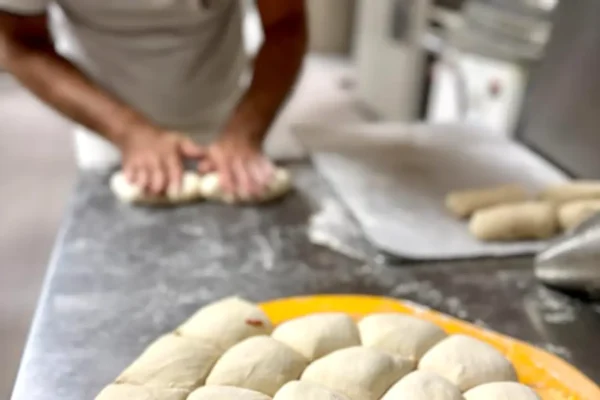 Façonnage des pâtons de pains à la boulangerie pâtisserie La Talemelerie à Grenoble et Chambéry