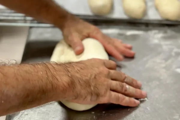 Façonnage des pâtons de pains à la boulangerie pâtisserie La Talemelerie à Grenoble et Chambéry