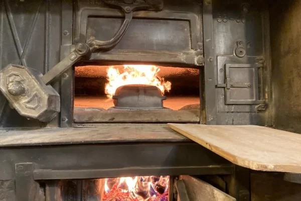 Four à bois allumé de la boulangerie pâtisserie La Talemelerie Championnet à Grenoble