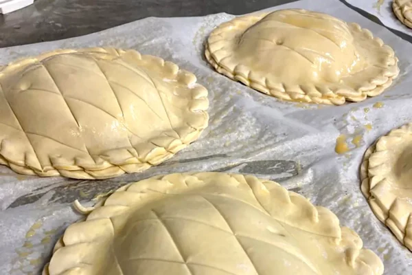 Galettes des rois enduites prêtes à enfourner au four à la boulangerie pâtisserie La Talemelerie à Grenoble et Chambéry