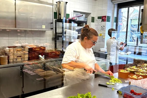 Laboratoire de la boulangerie pâtisserie La Talemelerie Ampère à Grenoble : fabrication des salades artisanales pour le snacking
