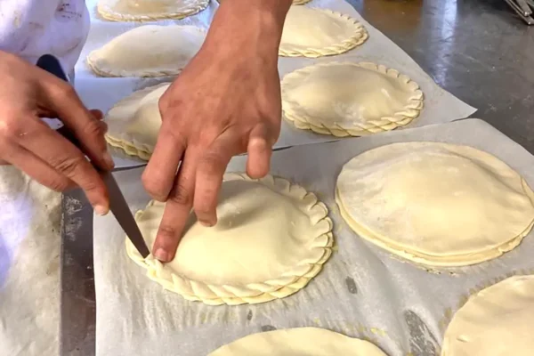 Lamage des galettes à la boulangerie pâtisserie La Talemelerie à Grenoble et Chambéry