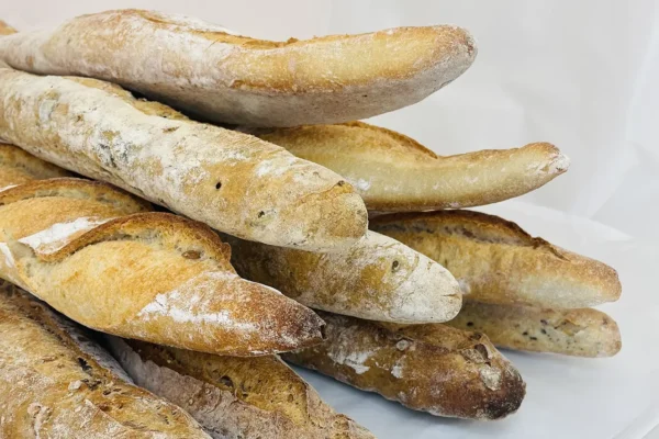 Magnifiques baguettes croustillantes sortant du four à la boulangerie La Talemelerie