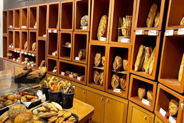 Pains sur le présentoir en bois de la pâtisserie boulangerie artisanale La Talemelerie Championnet à Grenoble