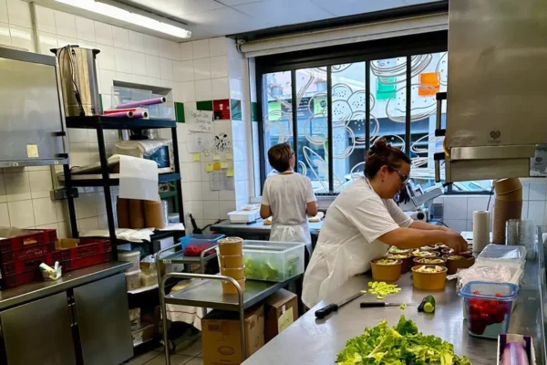 Salades en cours de fabrication dans le laboratoire de la boulangerie pâtisserie La Talemelerie Ampère à grenoble