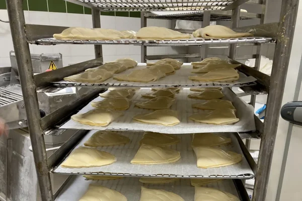 Viennoiseries prêts à cuire sur les rayons dans l’atelier du Fournil Barginet à Grenoble, le centre de production des boulangeries pâtisseries La Talemelerie